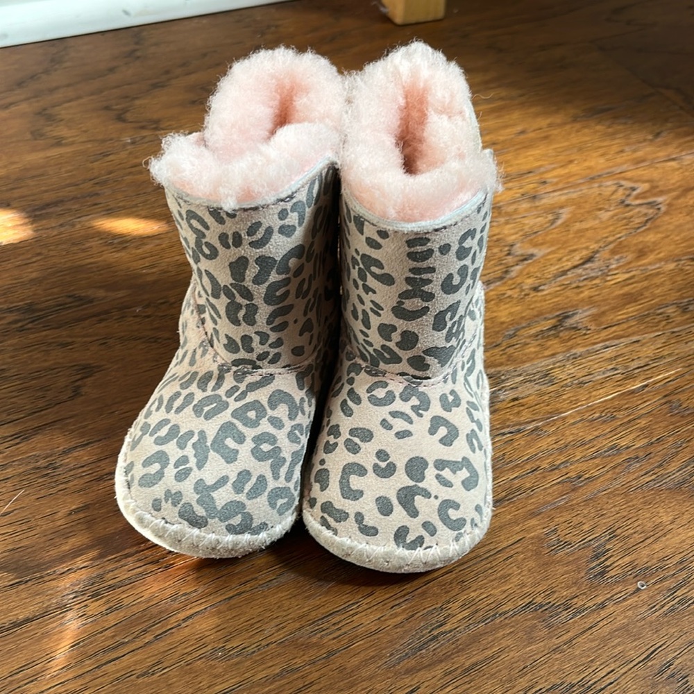 Pink leopard print Uggs. Size 2/3 for 6-12 month. Great condition!